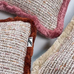 Cuscino Quadrato in Bouclé Rosa con Frange