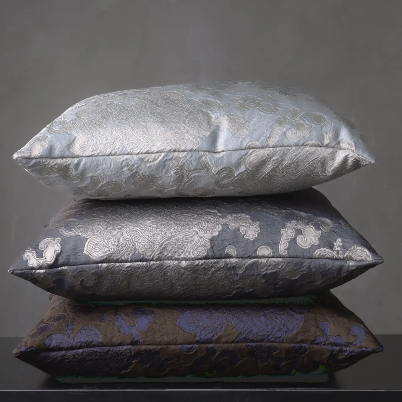 Cuscino quadrato in flanella floreale viola jacquard