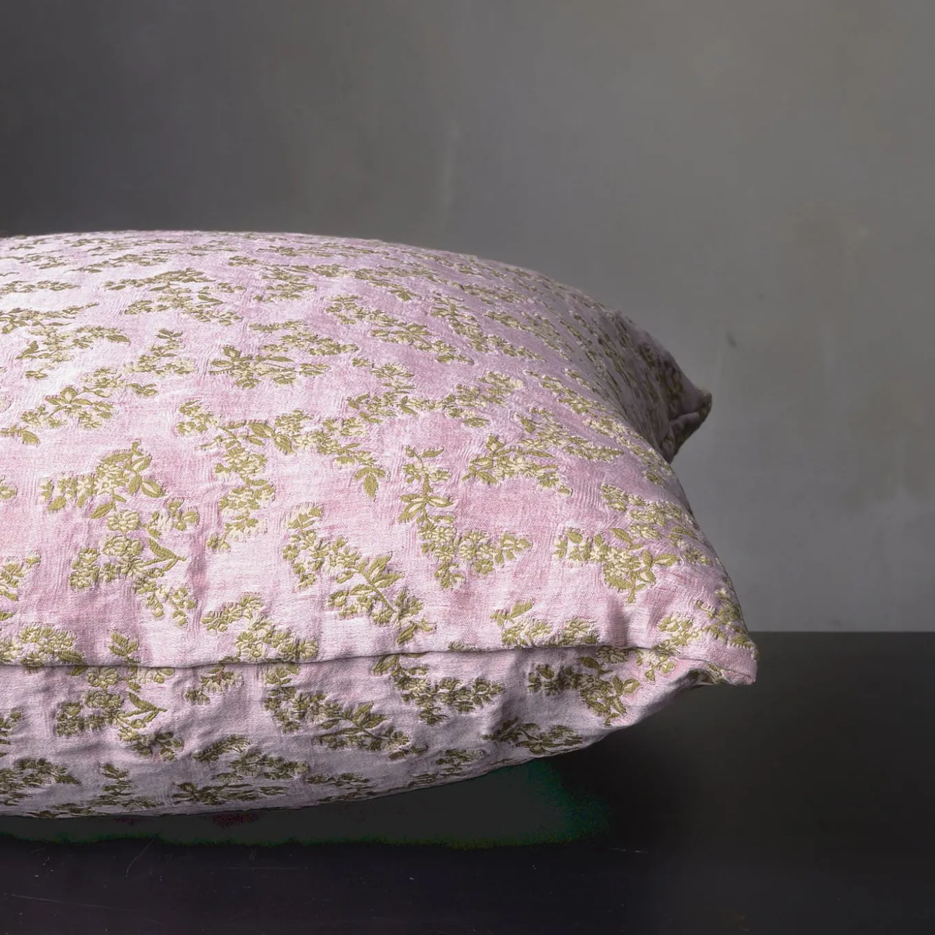 Cuscino quadrato Ledbetter in jacquard floreale rosa e oro