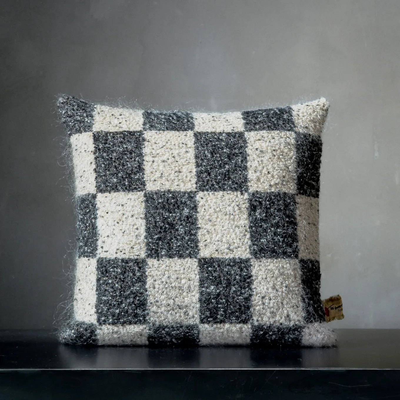 Cuscino quadrato Ronce a scacchi bianchi e neri in mohair