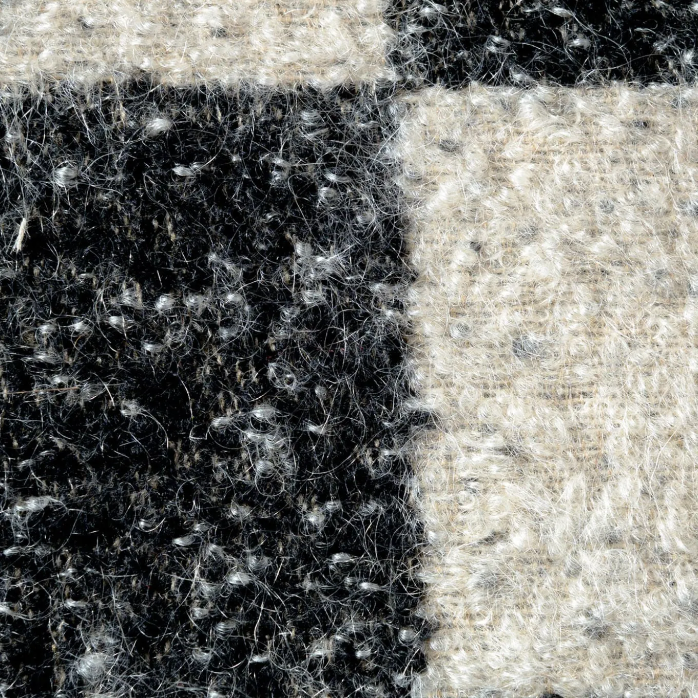 Cuscino quadrato Ronce a scacchi bianchi e neri in mohair