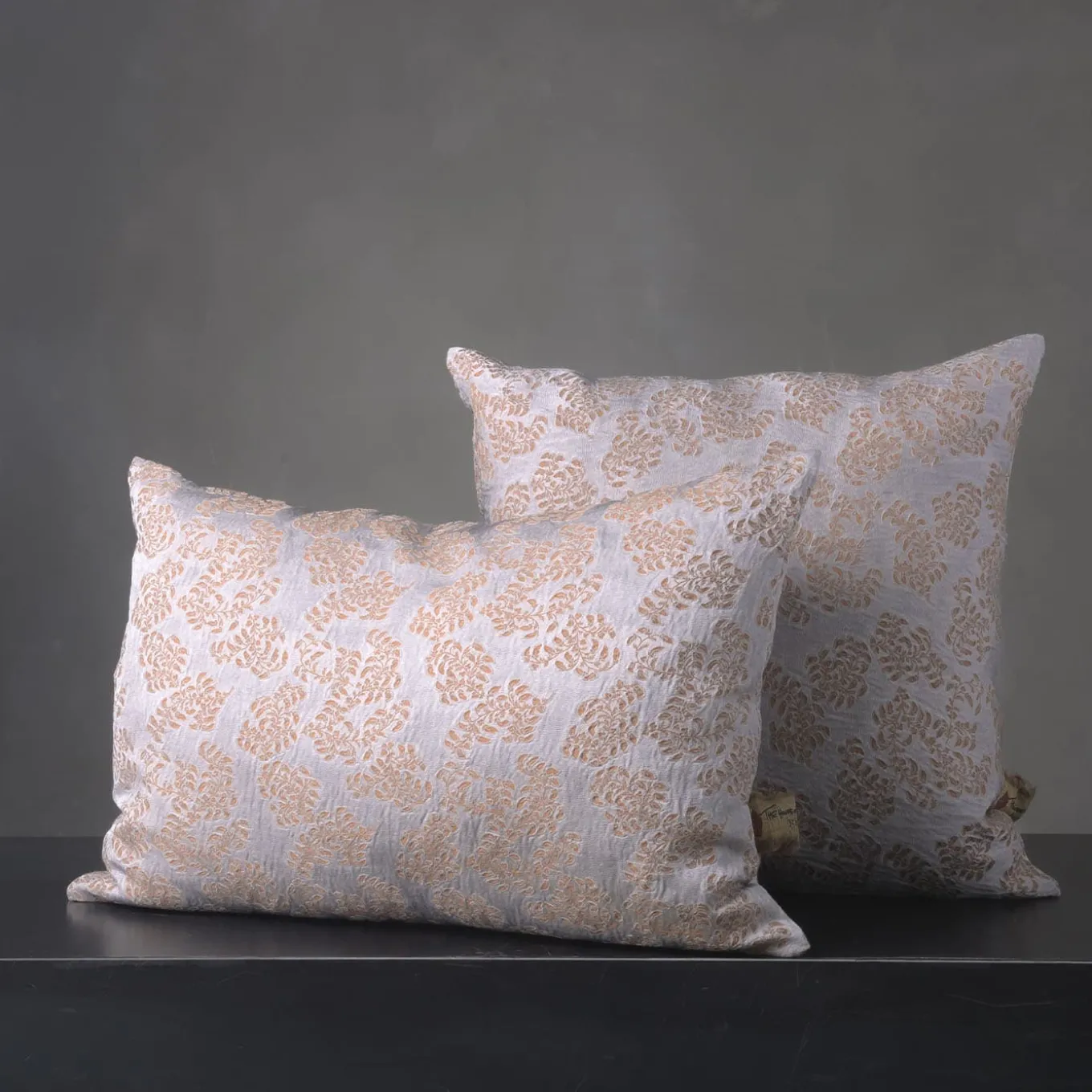 Cuscino rettangolare Murcia in jacquard argentato e marrone con motivo floreale
