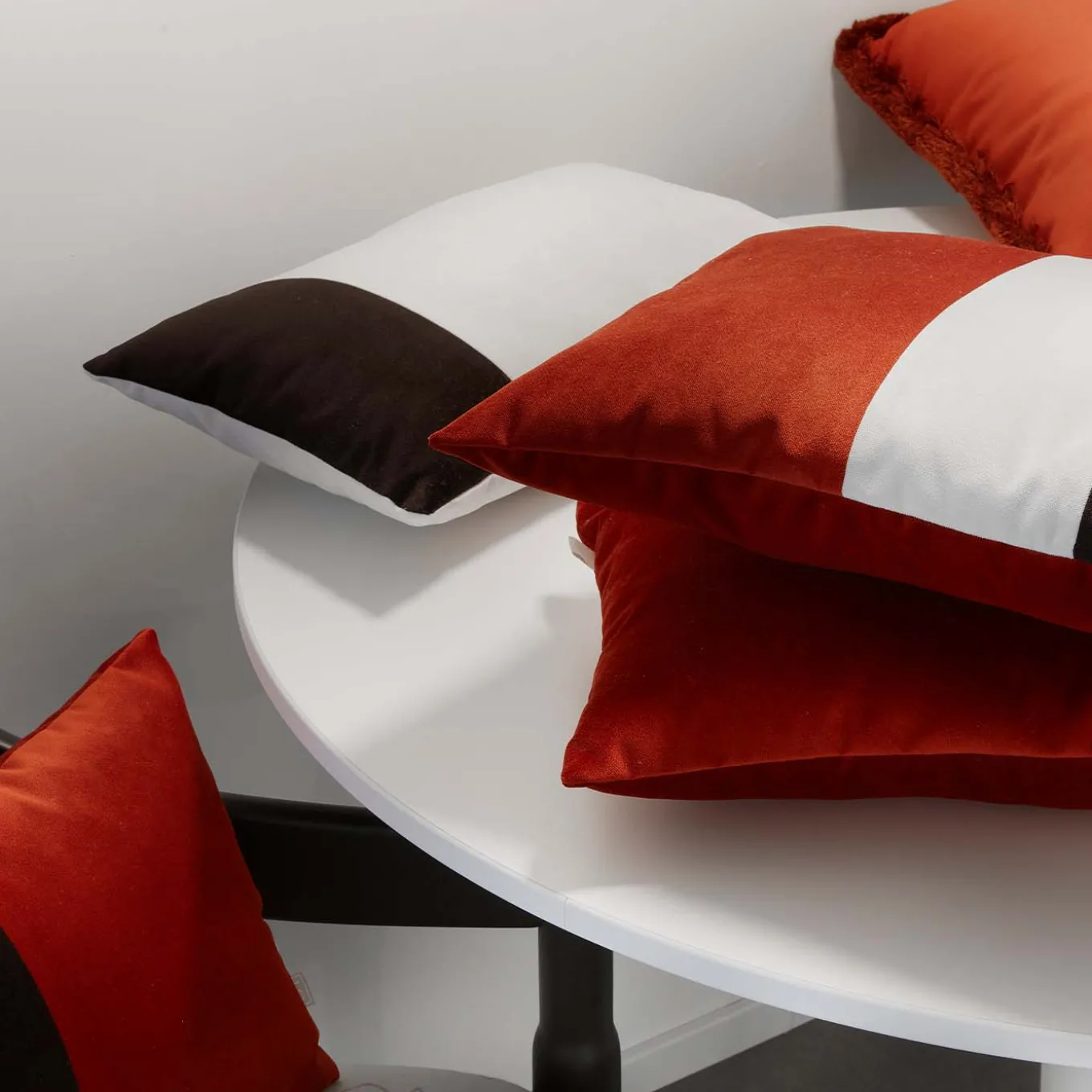 Cuscino triplo nero bianco ottico rosso mattone - Sinistra