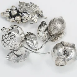 Decorazione in argento con melograno su stelo