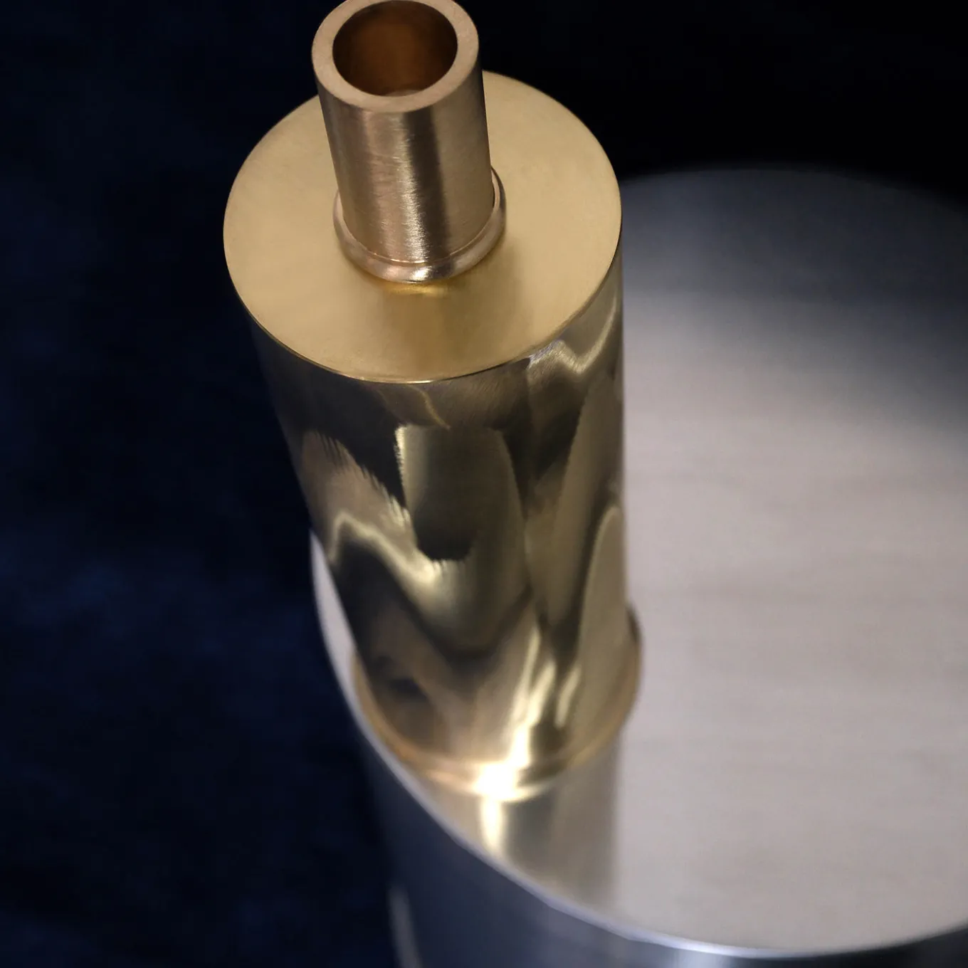Elegante Portacandele Alto in Ottone Spazzolato