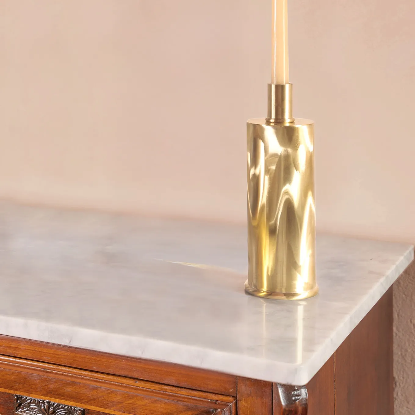Elegante Portacandele Alto in Ottone Spazzolato