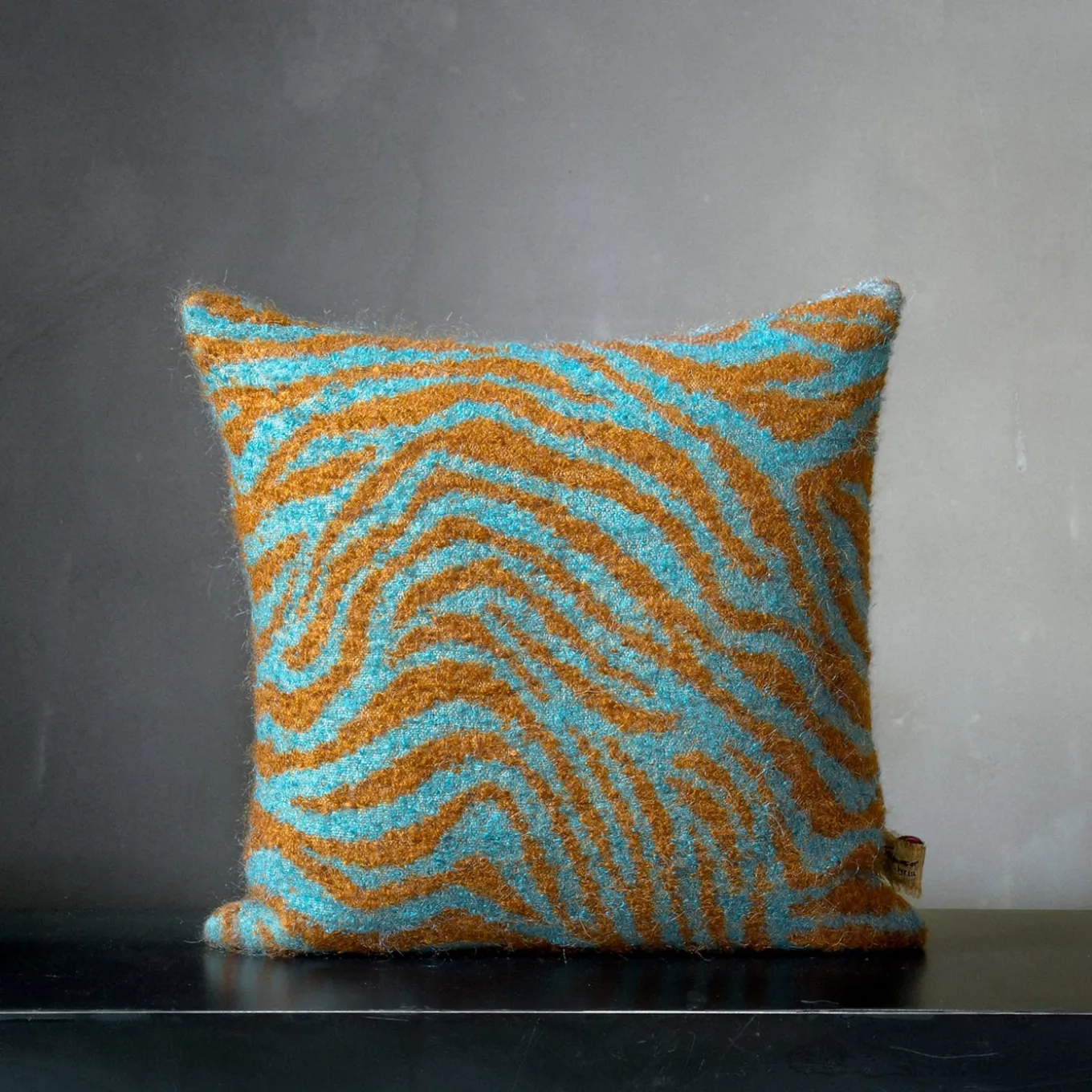 Gazon Cuscino in mohair turchese e senape a strisce zebrate