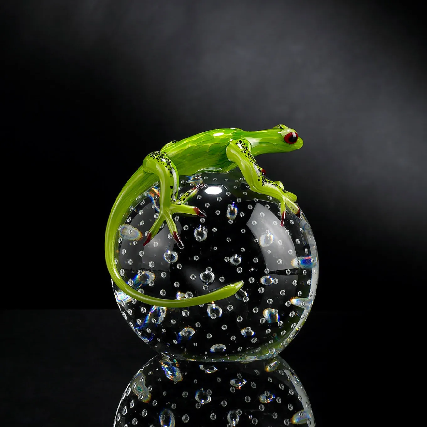Geco di vetro verde su sfera