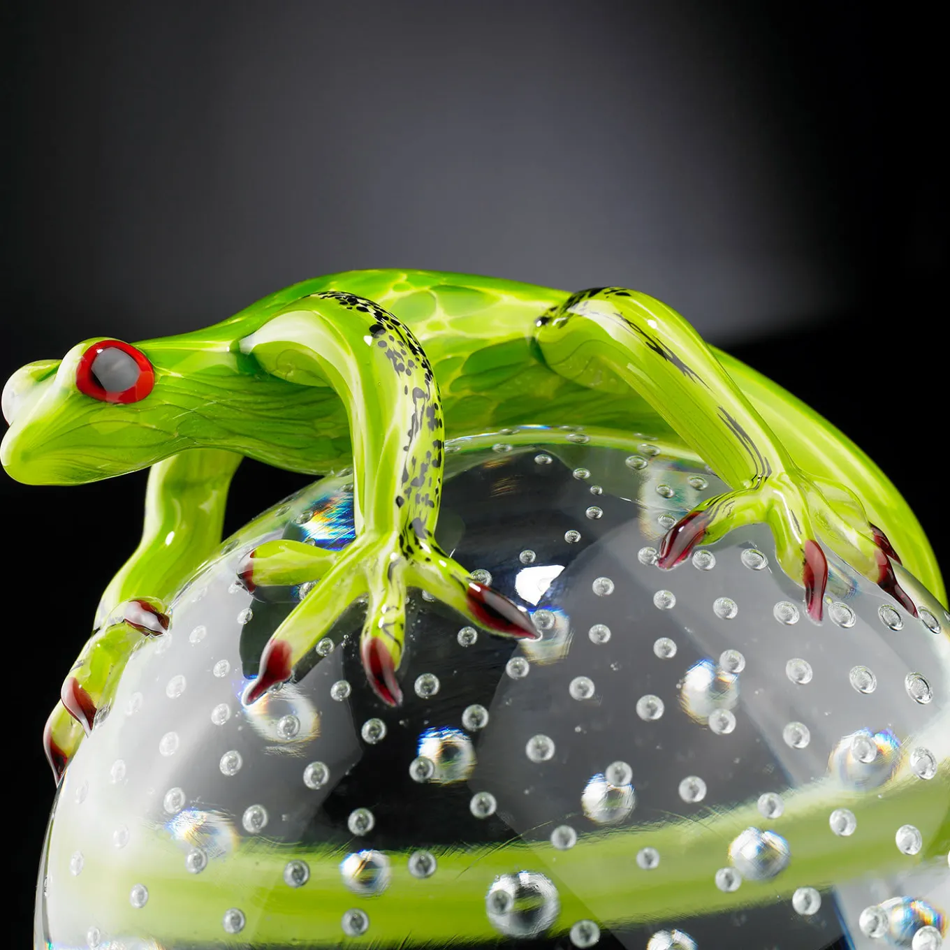 Geco di vetro verde su sfera