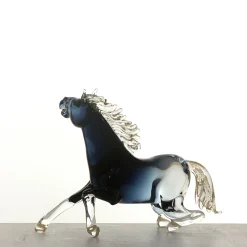 Grande cavallo seduto in vetro nero