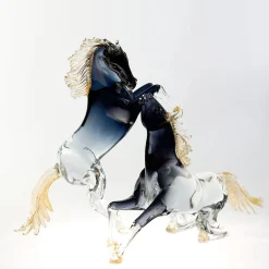 Grande cavallo seduto in vetro nero