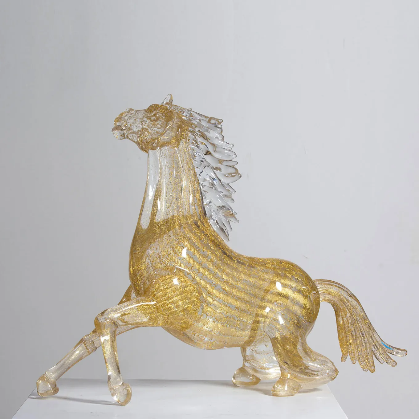 Grande cavallo seduto in vetro dorato