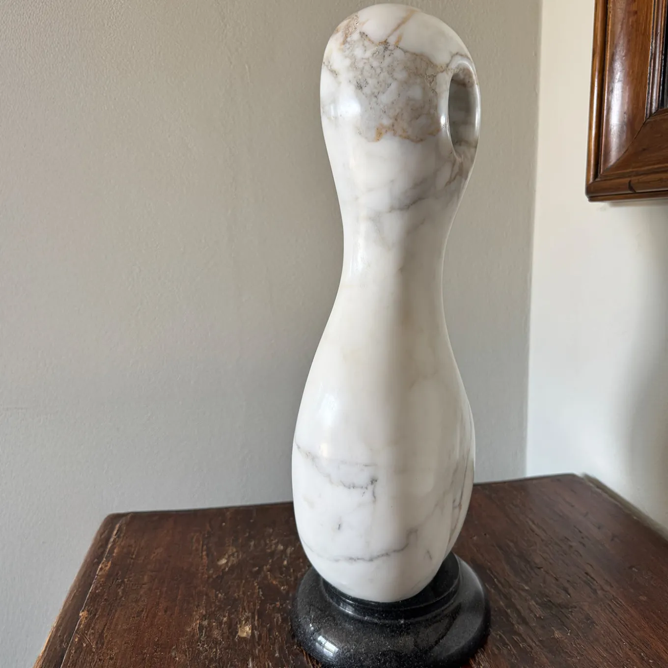 La Danzatrice Scultura in Marmo Calacatta Oro su Base Nera di Piero Speranza