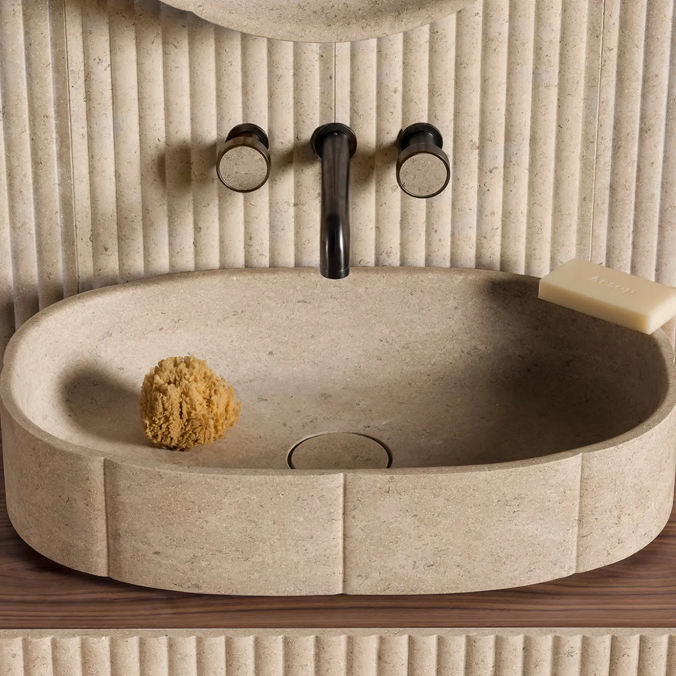 Lavabo con top in marmo ovale beige sartoriale