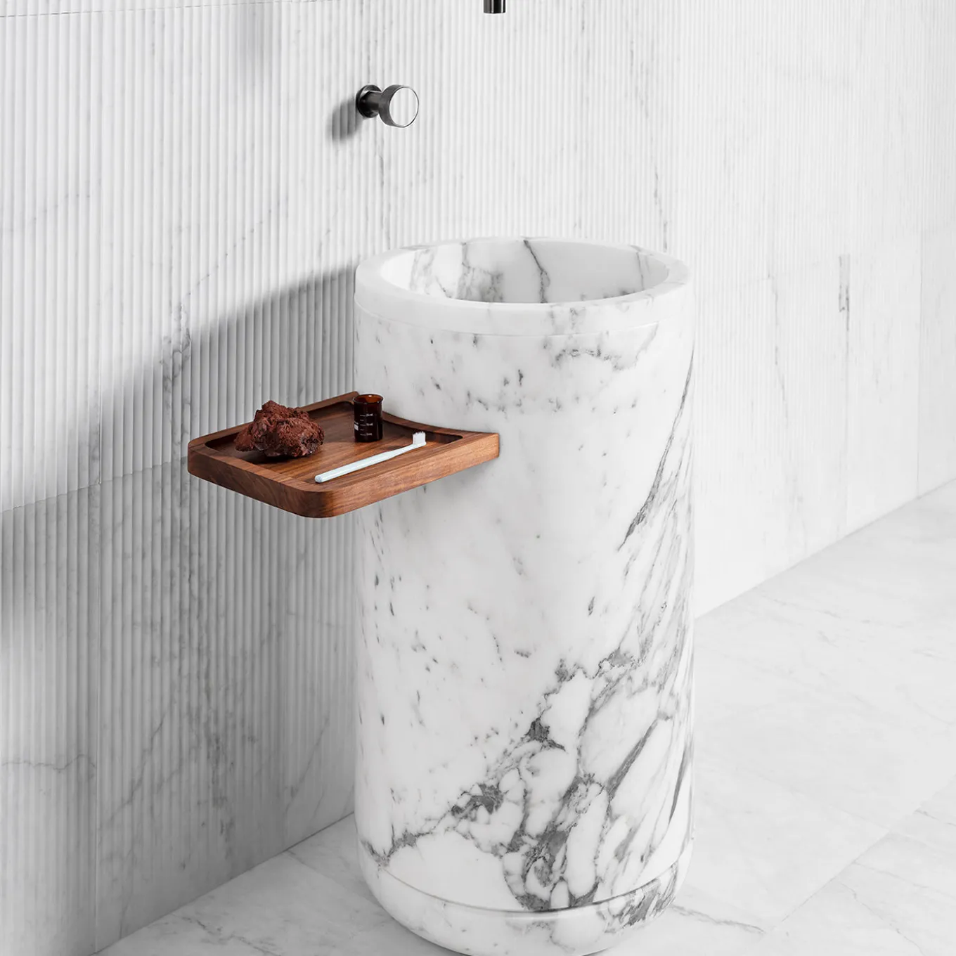 Lavabo in marmo cilindrico Monolithos con vassoio in legno