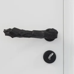 Maniglia per porta nera Lavica di Nicole Valenti