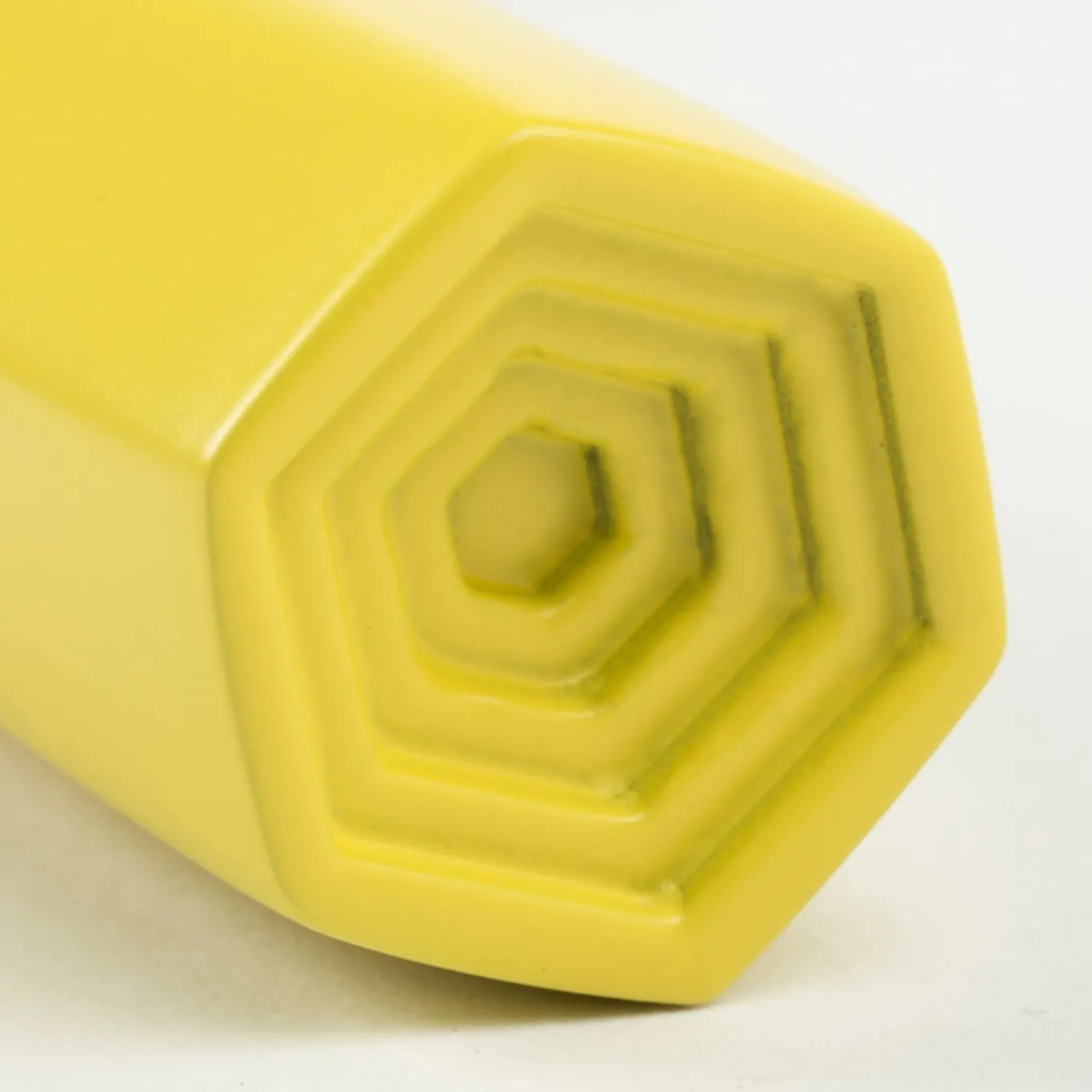 Maniglia Prisma Matte Yellow di Nicole Valenti