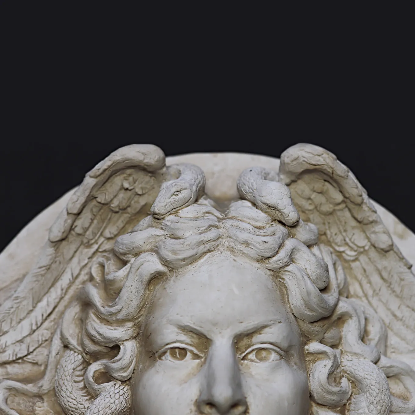 Medusa a basso rilievo di Romanelli