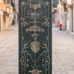 Pannello in legno blu con decorazioni dipinte a mano
