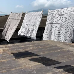 Pensieri 3 Arazzo/coperta grigio di Luca de Bona