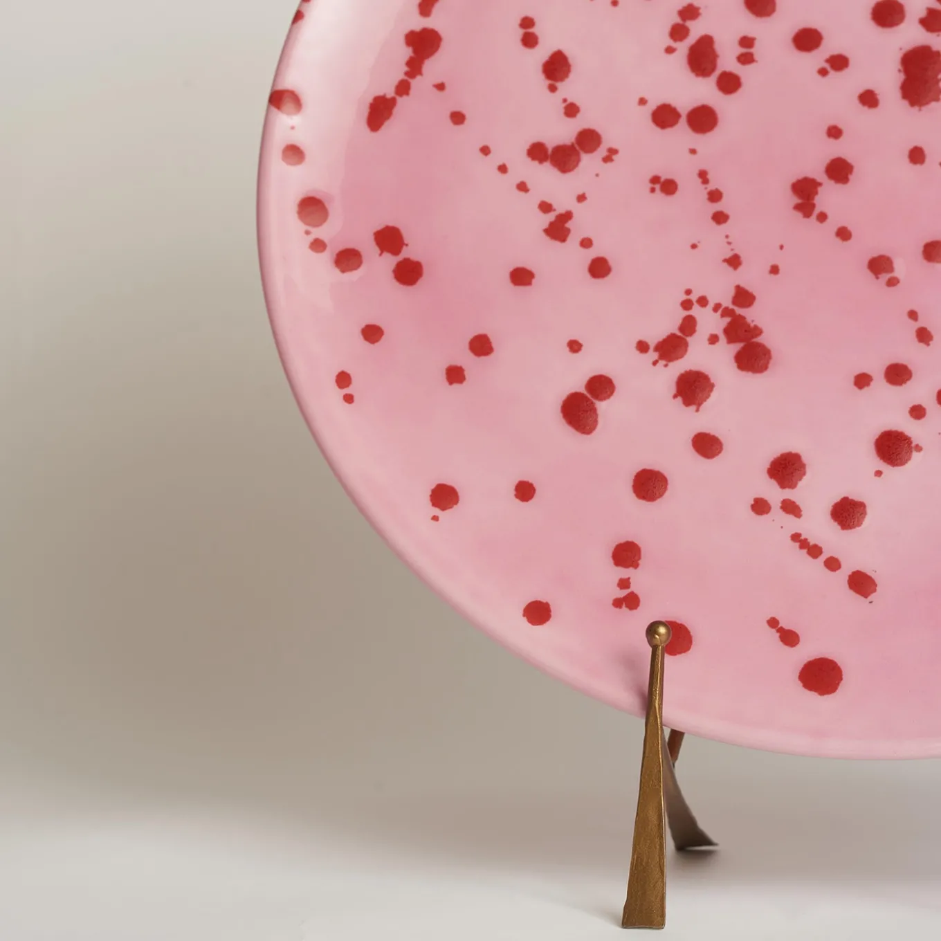 Piatto decorativo in ceramica fucsia e rossa