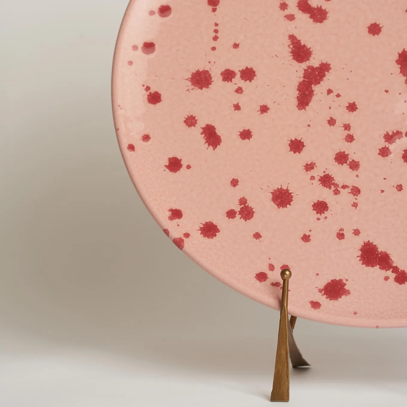 Piatto decorativo in ceramica rosa e borgogna