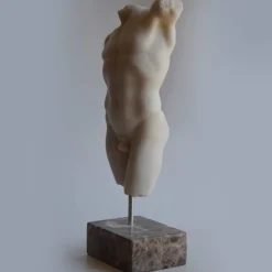 Piccola scultura di torso maschile in marmo