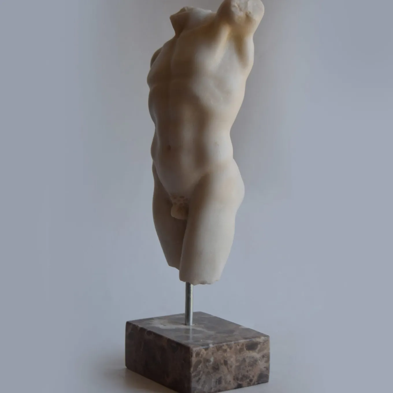 Piccola scultura di torso maschile in marmo