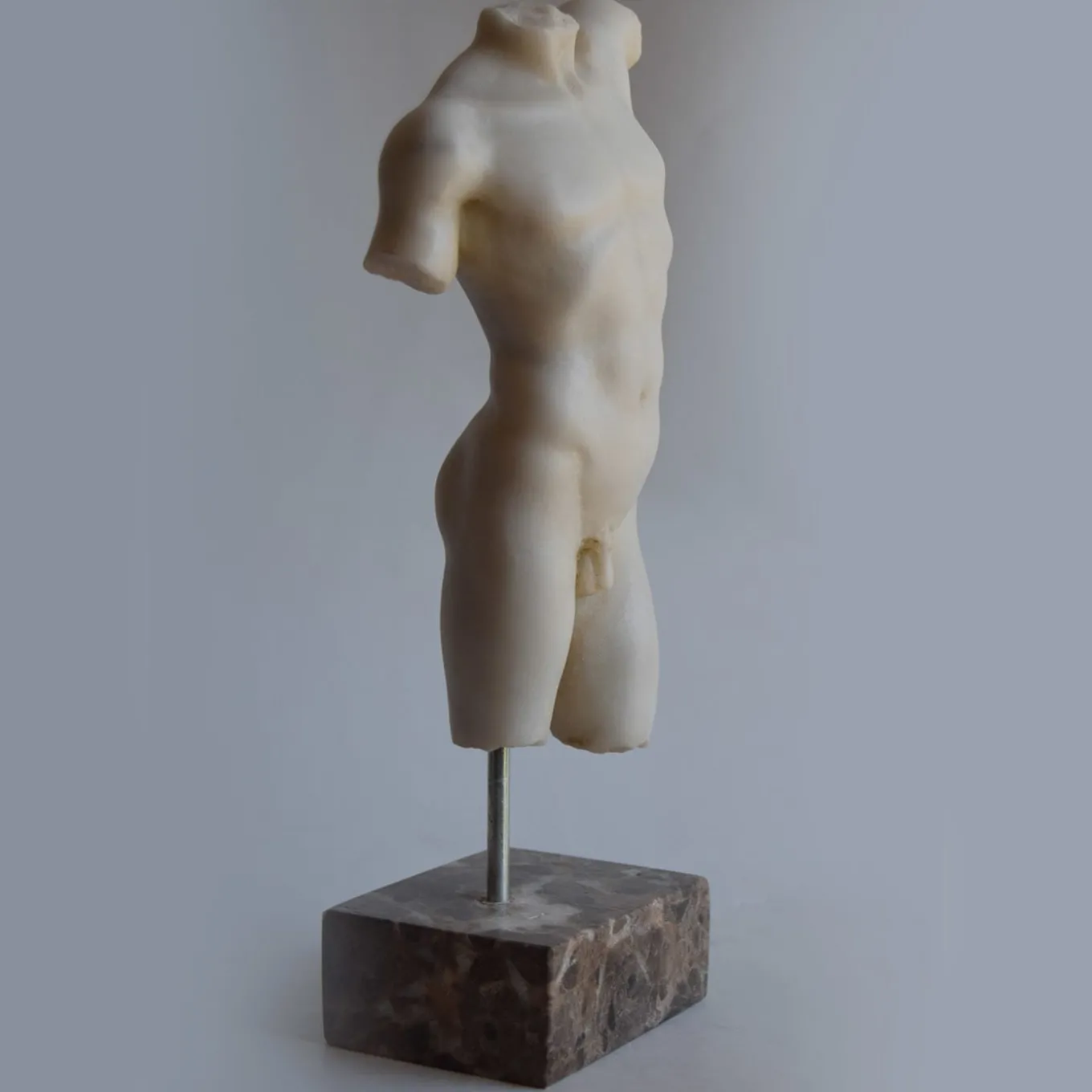 Piccola scultura di torso maschile in marmo