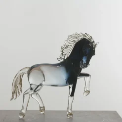Piccolo cavallo rampante in vetro nero