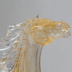Piccolo cavallo seduto in vetro dorato