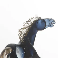 Piccolo cavallo seduto in vetro nero