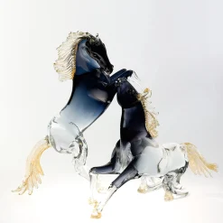 Piccolo cavallo seduto in vetro nero