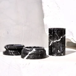 POR TAN TE Vaso a colonna in marmo nero satinato Marquina