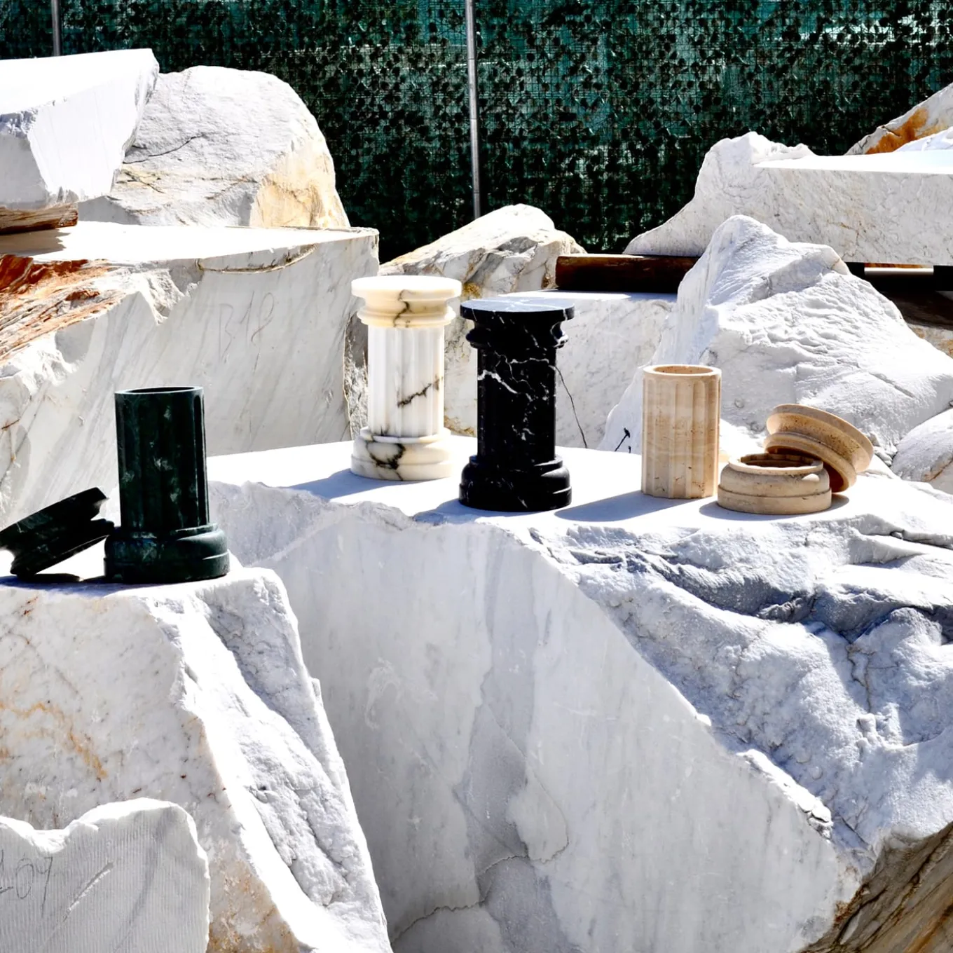 POR TAN TE Vaso a colonna in marmo nero satinato Marquina
