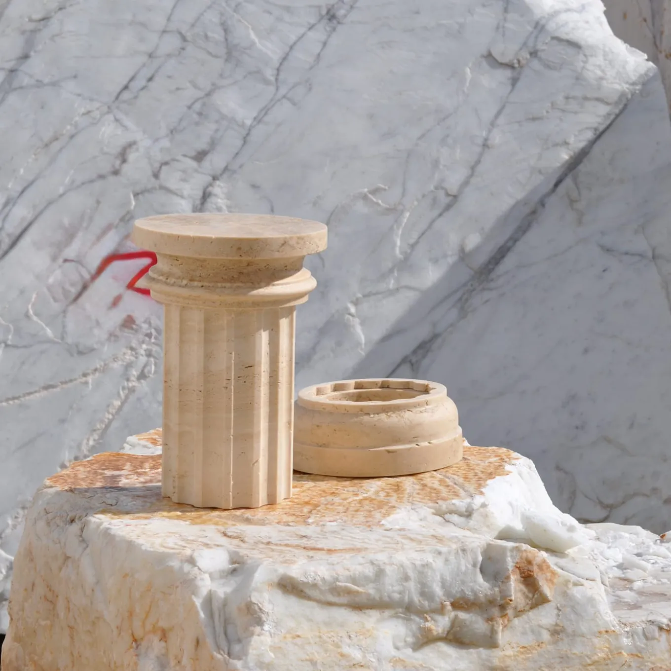 POR TAN TE Vaso a colonna in marmo travertino satinato