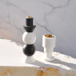 Portacandele in marmo di Carrara e ottone di Jacopo Simonetti