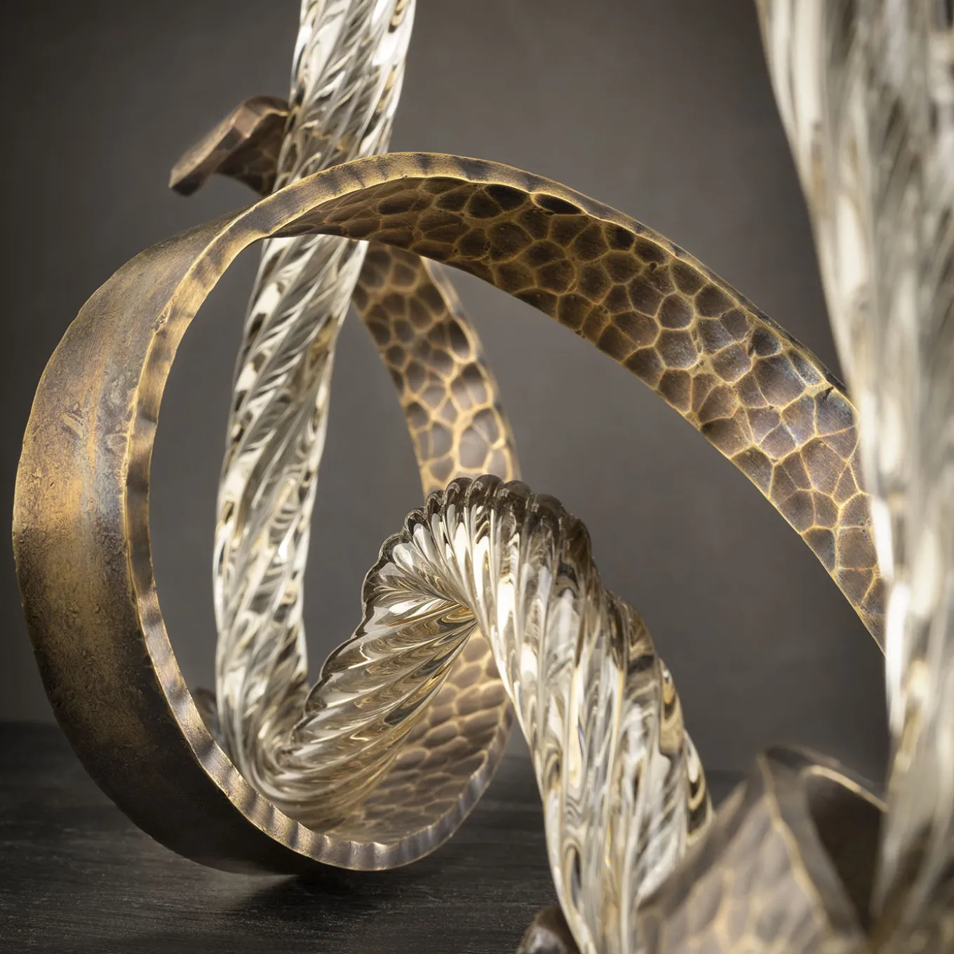 Portacandele Ribbon in Vetro di Murano Champagne e Ottone Curvato a Mano