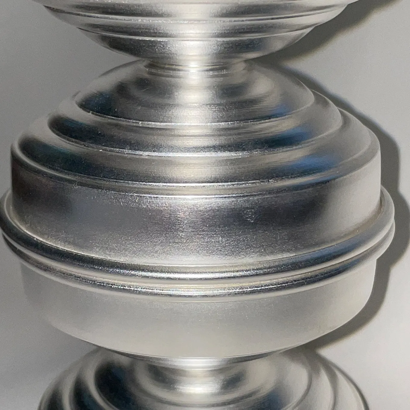 Portacandele scultoreo in ottone placcato argento