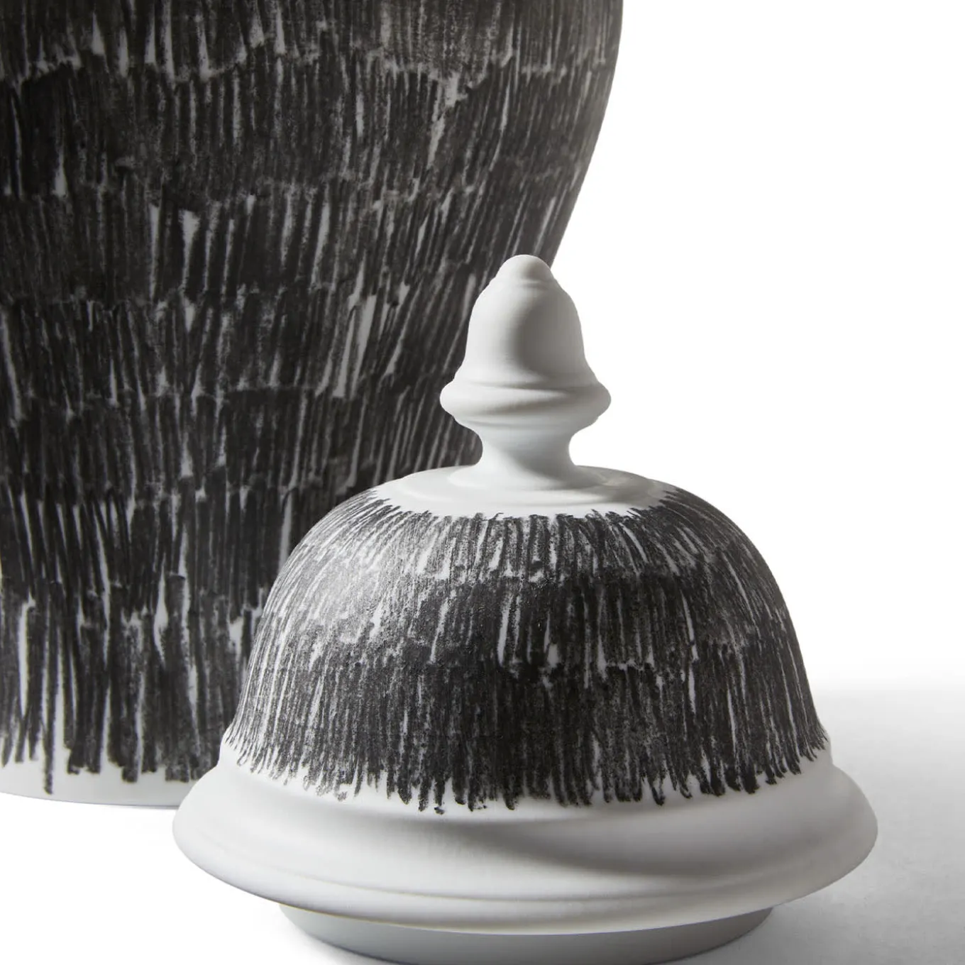 Post Scriptum Potiche in bianco e nero di Formafantasma