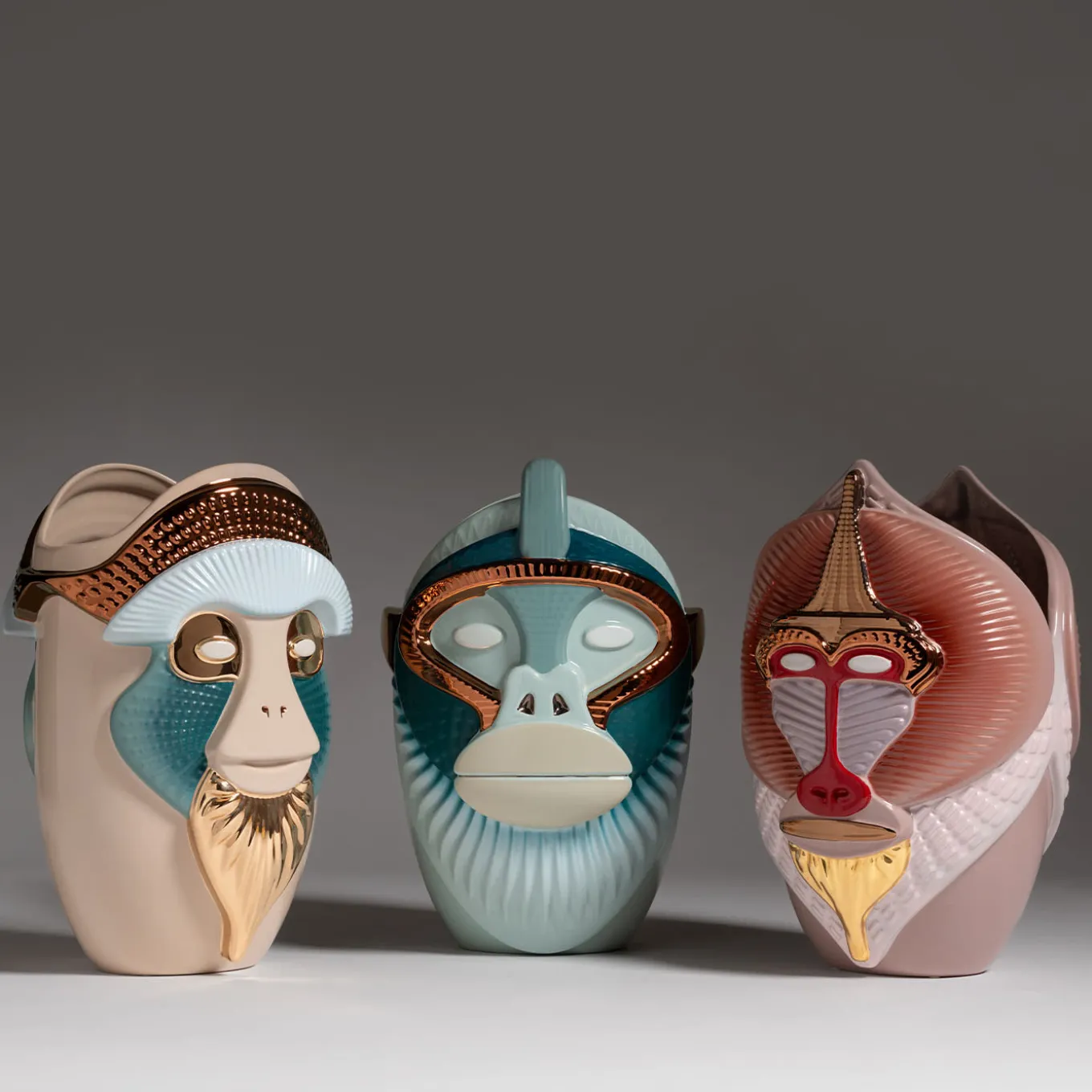 Primates Kandti Vaso in ceramica azzurra lucida con dettagli in metallo di Elena Salmistraro