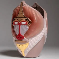 Primates Mandrillus Vaso in ceramica rosa lucido con dettagli in metallo di Elena Salmistraro