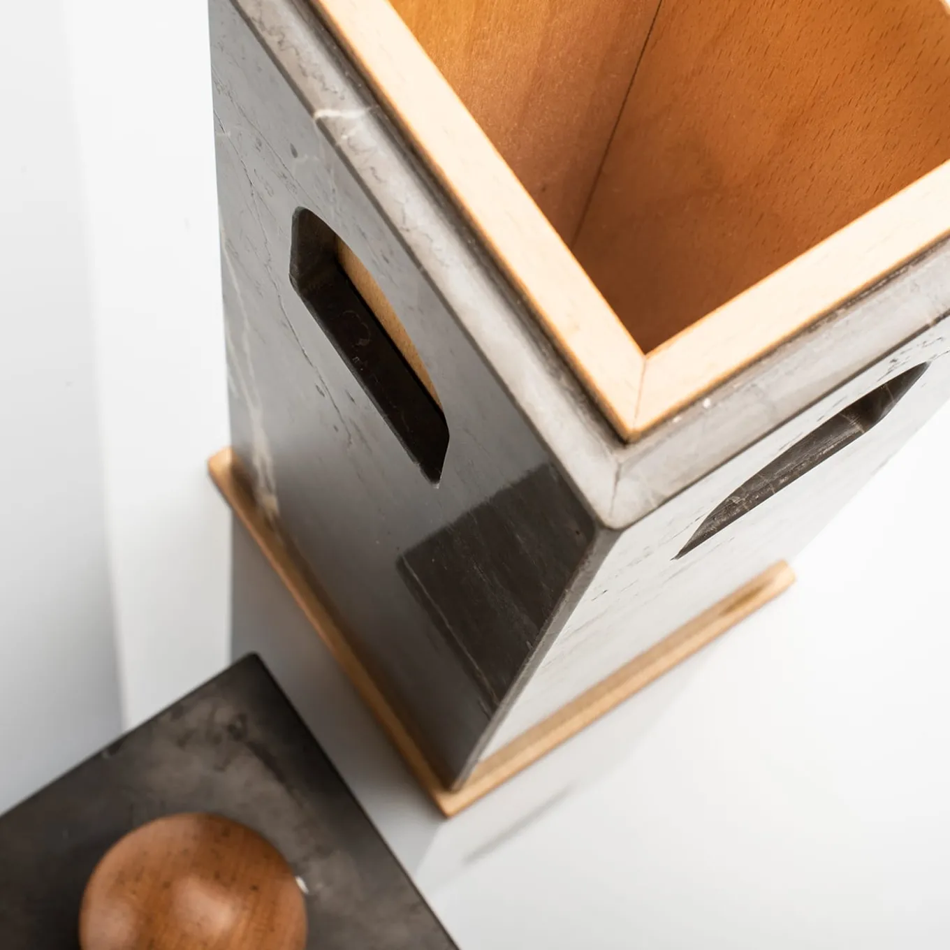 Quba Tall Gray Box di Gabriele D'Angelo