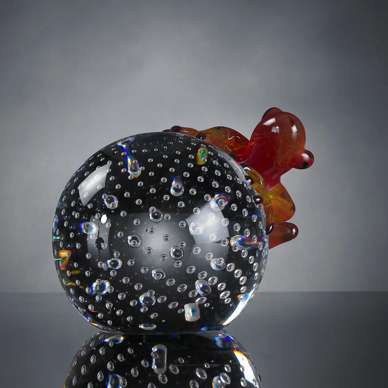 Rana di vetro rossa su sfera