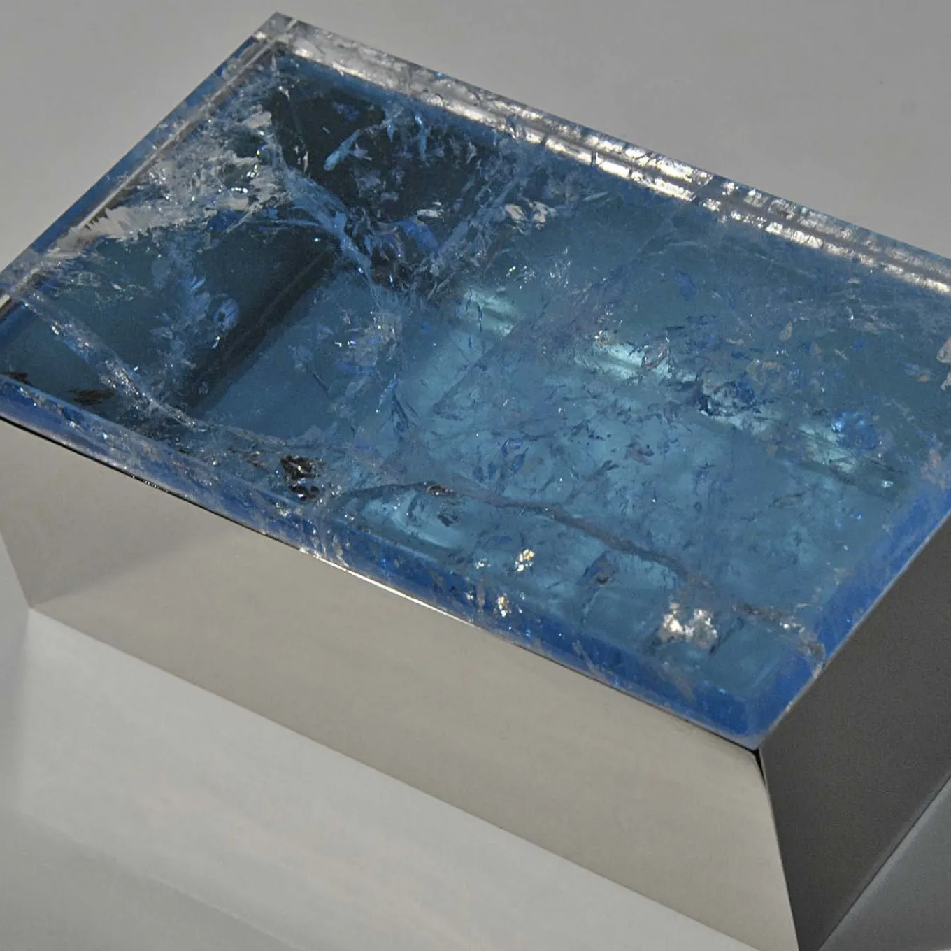 Scatola in ottone con quarzo azzurro