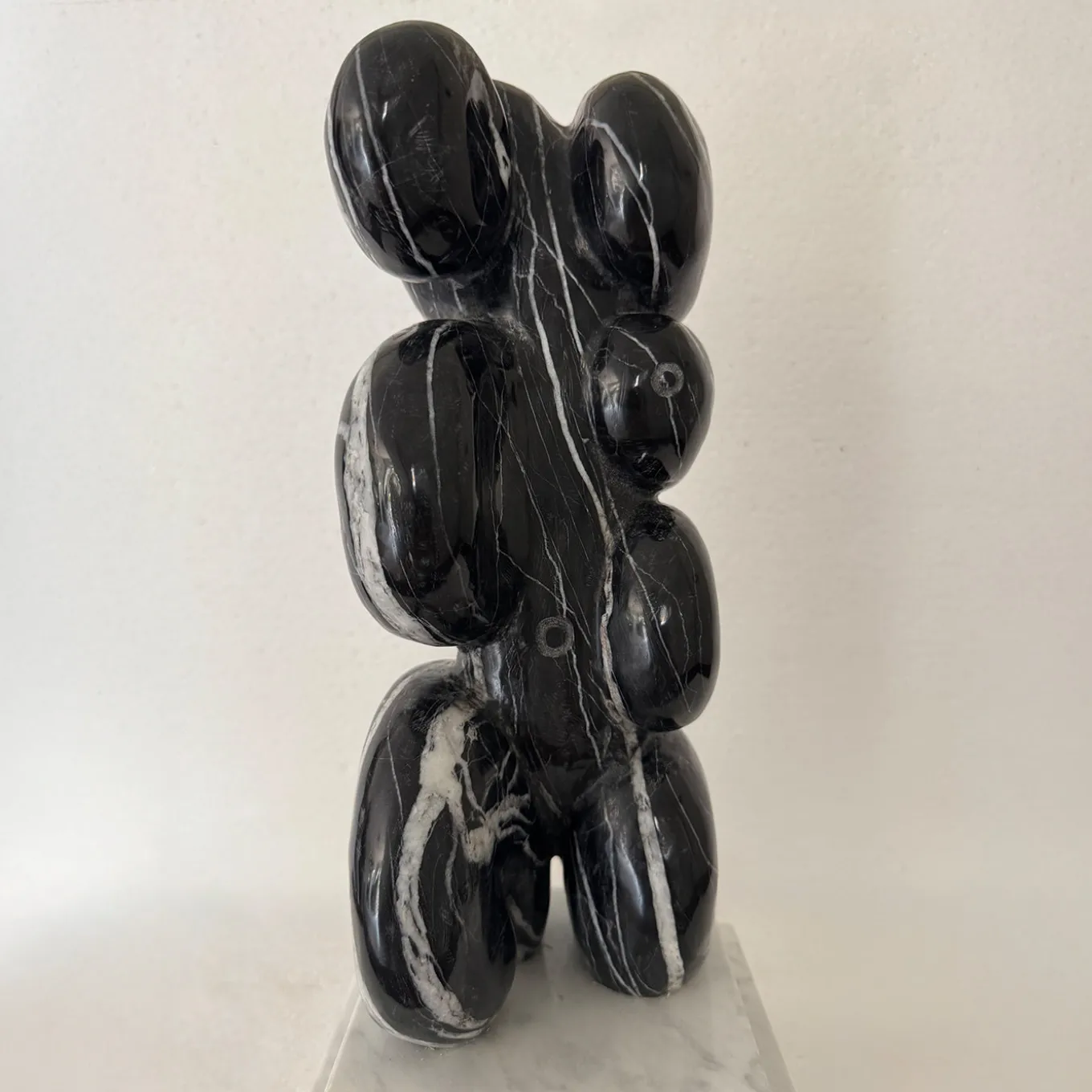 Scultura Abbracci in Marmo Nero Venato su Base Bianca di Piero Speranza