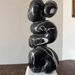 Scultura Abbracci in Marmo Nero Venato su Base Bianca di Piero Speranza