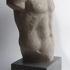 Scultura ceramica Torso di Discophoros con base