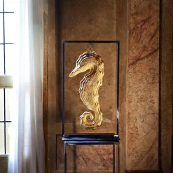 Scultura con cornice in oro a forma di cavalluccio marino