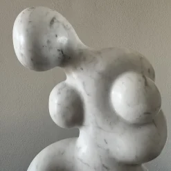 Scultura Contrazione in marmo Bianco di Carrara su base in granito di Piero Speranza